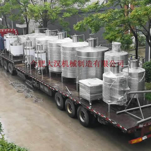 河北高總購買的成套果酒設(shè)備已完工，準(zhǔn)備打包發(fā)出！